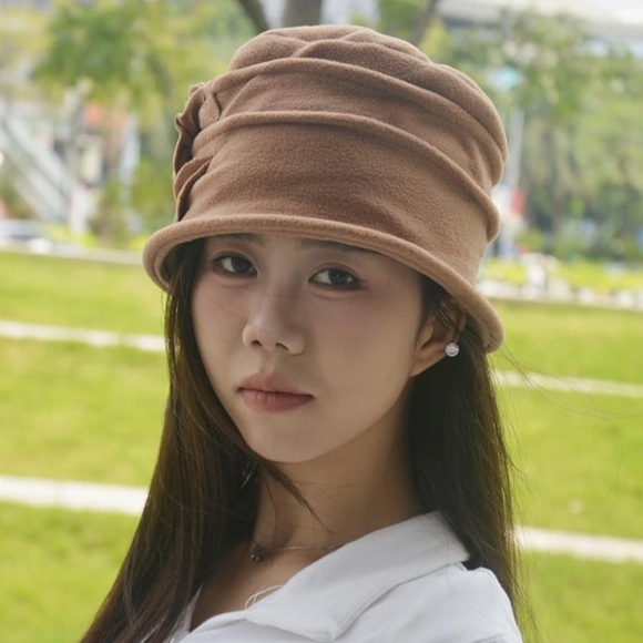 NWT Elegant Tan Women's Cloche Hat with Floral Accent - Picture 3 of 5